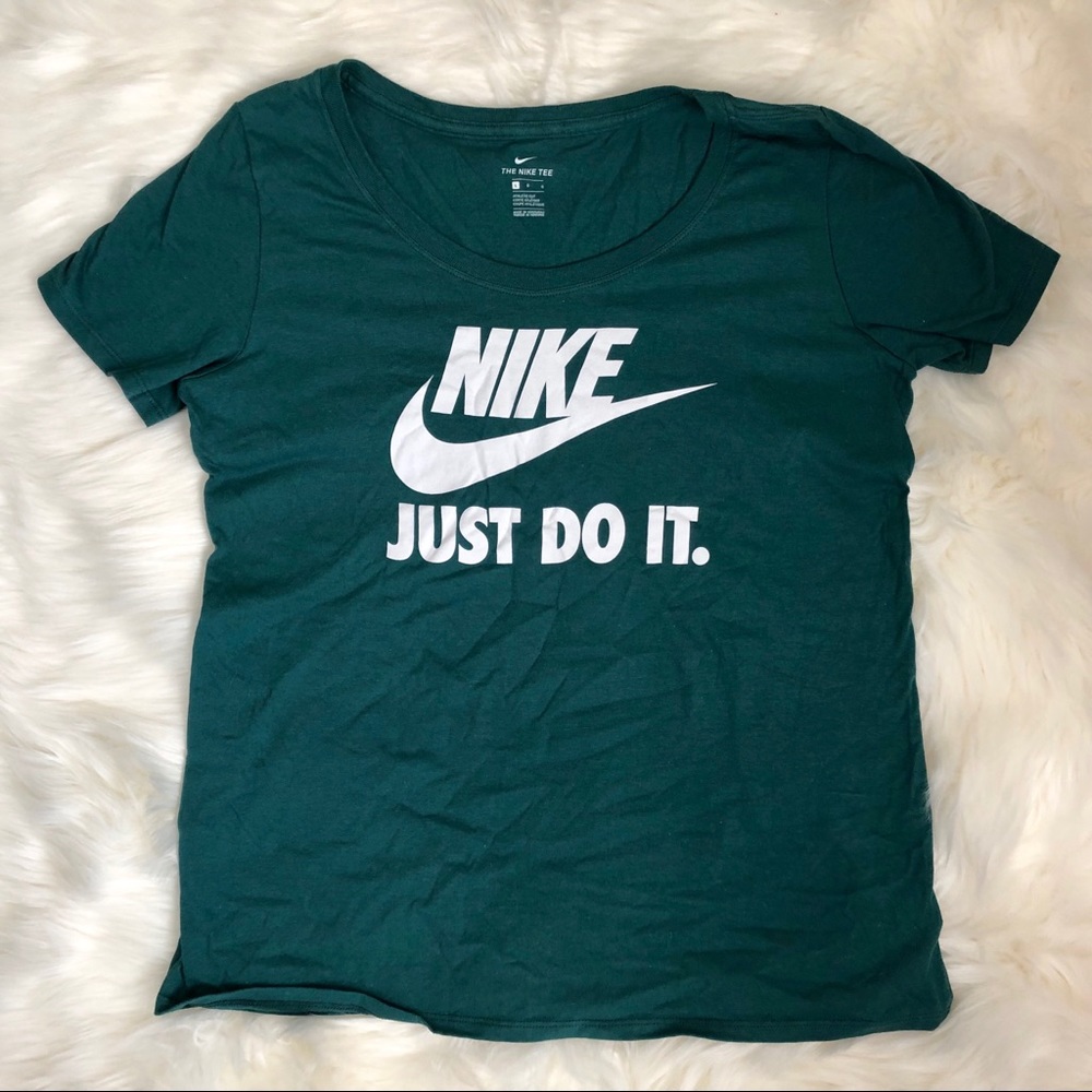 NWOT NIKE Green White Short Sleeve T-shirt